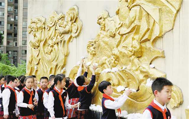 4月3日，桂山公园革命烈士纪念碑前，永川区红旗小学500多名师生向英烈鞠躬、默哀、献花，缅怀革命先烈的丰功伟绩。通讯员 陈仕川 摄