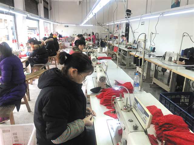 鹿鸣乡鑫堂服饰扶贫加工车间