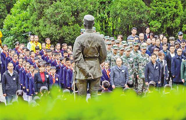 四月三日，北碚区张自忠烈士陵园，三百余人汇聚陵园内张自忠将军戎装佩刀塑像下，向为国牺牲的先烈致以崇高敬意。记者 万难 摄