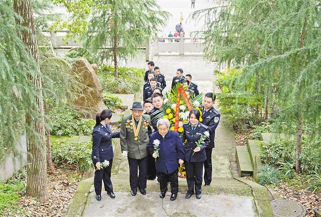 4月3日，垫江县烈士陵园，98岁的老红军渠吉堂与20余名青年党员民警祭英烈，忆往昔。首席记者 谢智强 摄