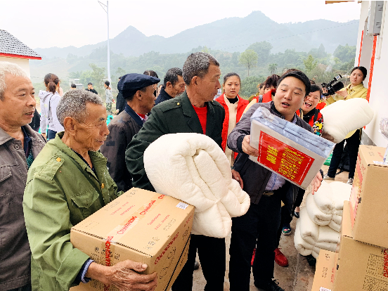 特困人员喜领爱心物品