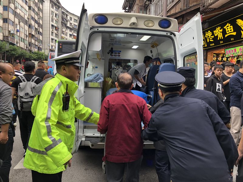 李泽文帮助一名突发疾病的游客紧急就医