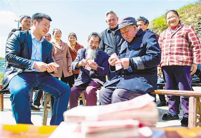 3月25日，丰都县包鸾镇飞仙洞村召开“以案四说”警示教育院坝会，并以现金方式将被违法侵占的补偿款发还给村集体。图为村民代表现场清点款项数目。记者 齐岚森 摄