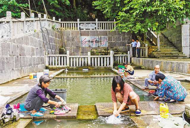   7月17日，酉阳南腰界革命根据地红军井，居民正在红军井旁洗衣服。此井分为三个水池，饮用水池、洗菜池、洗衣池，方便居民使用