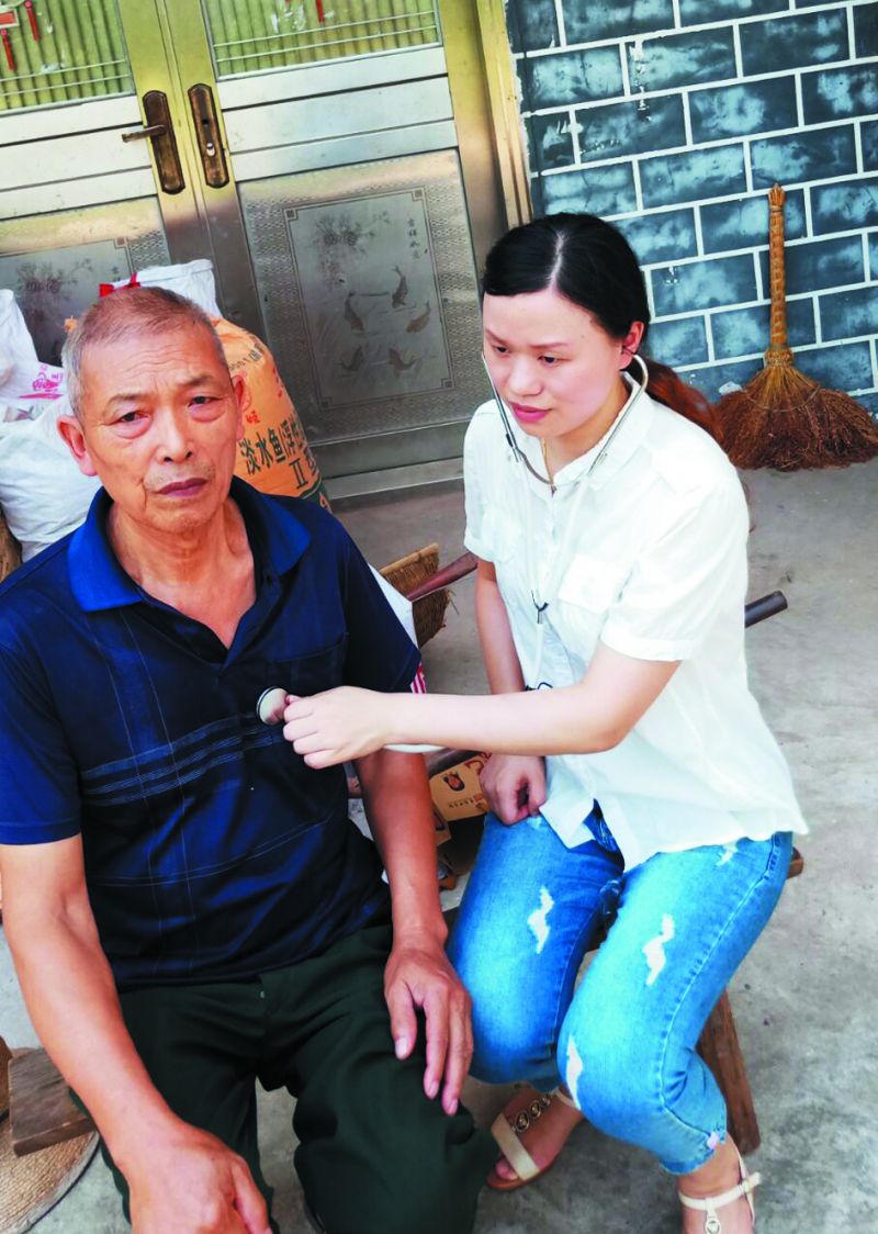 张鸿像爱亲人一样爱贫困群众