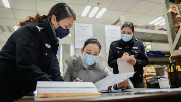 民警、辅警们持续奋战在后勤保障一线