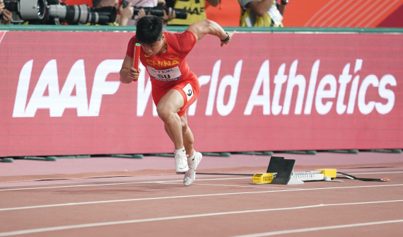 10月4日,中国选手苏炳添在比赛中起跑新华社记者贾宇辰摄
