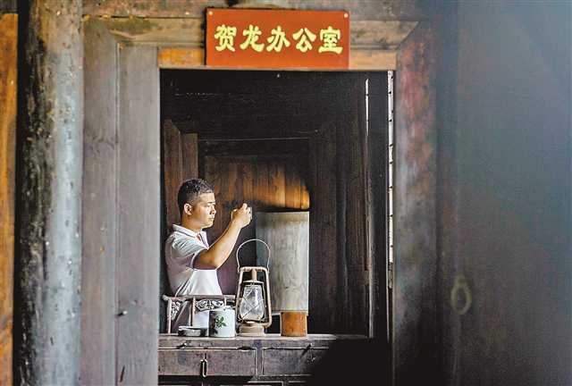 7月17日，酉阳南腰界革命根据地，记者在中国工农红军第三军司令部旧址的贺龙办公室拍照。