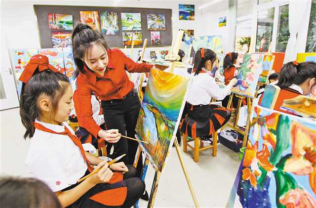 谢家湾小学校园，同学们参加油画组活动。（资料图片）记者 卢越 摄