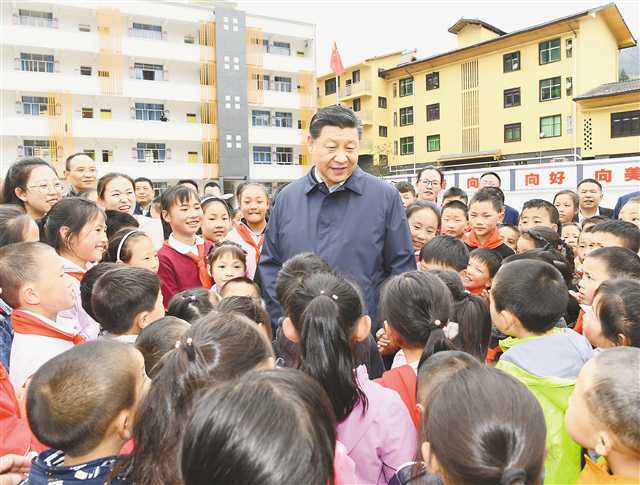 4月15日下午，习近平在石柱土家族自治县中益乡小学同师生亲切交谈，了解义务教育保障情况。新华社记者 谢环驰 摄