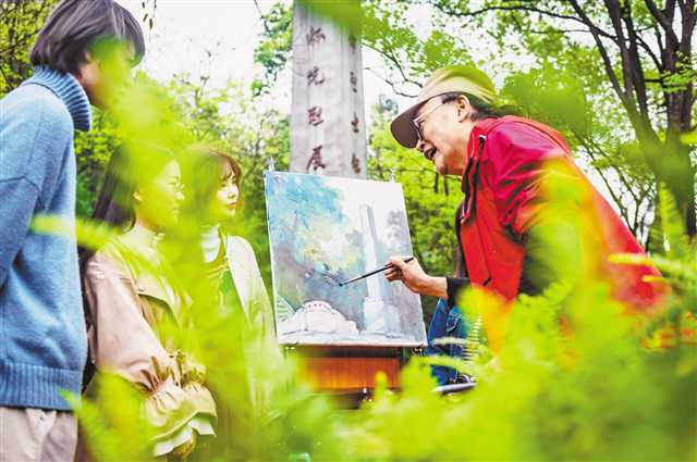 四月一日，西南大学美术学院师生在南泉烈士陵园写生。特约摄影 龙帆