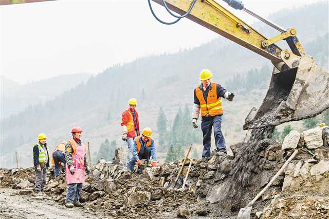 酉阳泔溪镇至车田乡的二级路改建工程正在施工。该工程将在今年十一月全部完工。通讯员 冉川 摄