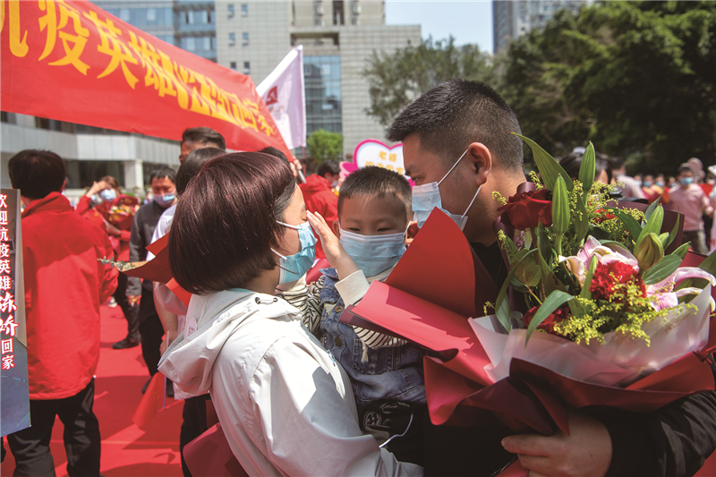 4月12日，九龙坡区援鄂医疗队凯旋。英雄，别哭。（九龙报社 记者 陈林 摄_副本