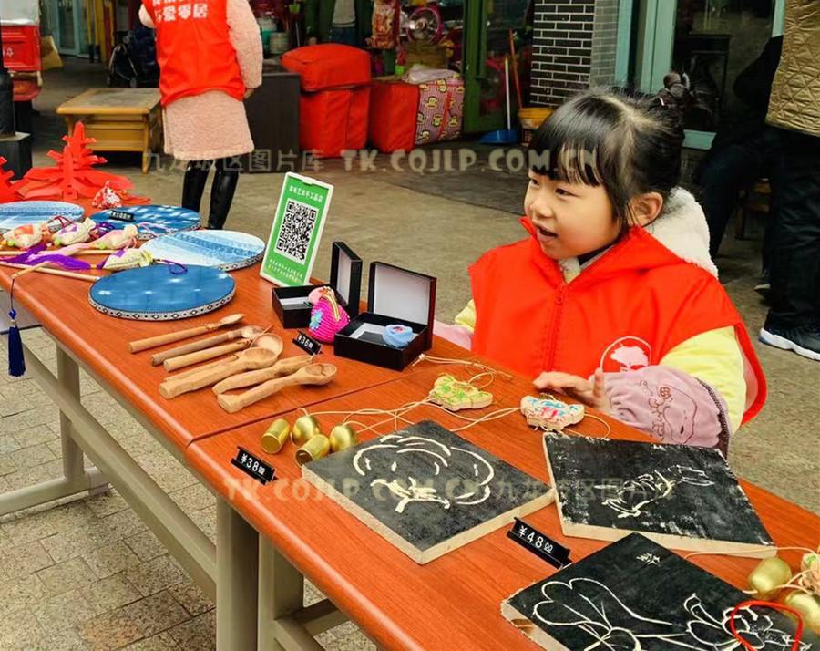 志愿者正在守摊位。（九龙报社 记者邬姜 摄。）