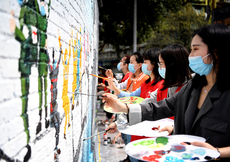 青年艺术工作者涂鸦创作抗疫壁画。p_副本