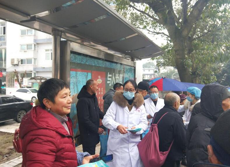 舒凤琼在公交站点为群众进行疫情防控知识健康宣讲。 区卫健委供图
