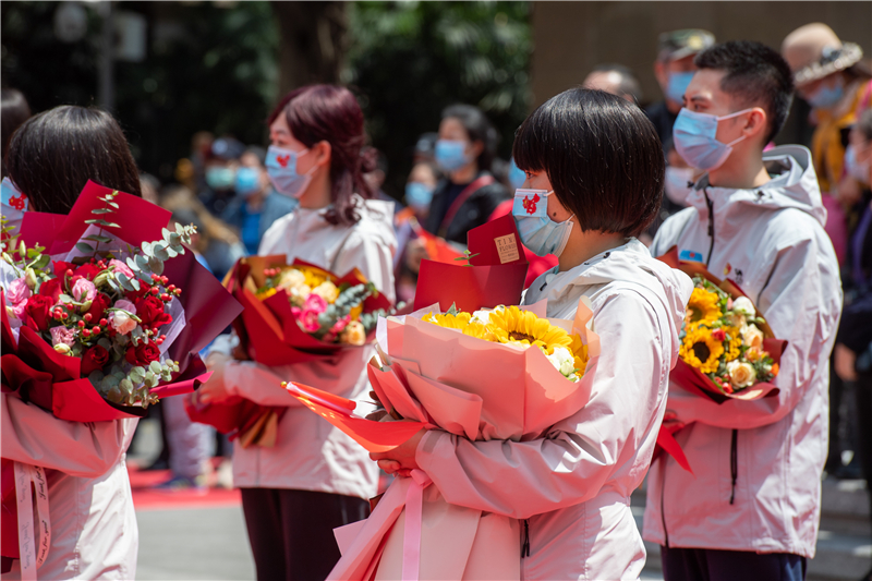 医疗队中的女性队员戴上了区卫健委精心为她们准备的假发