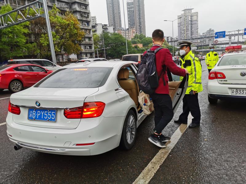 交巡警提醒送学家长快停快行