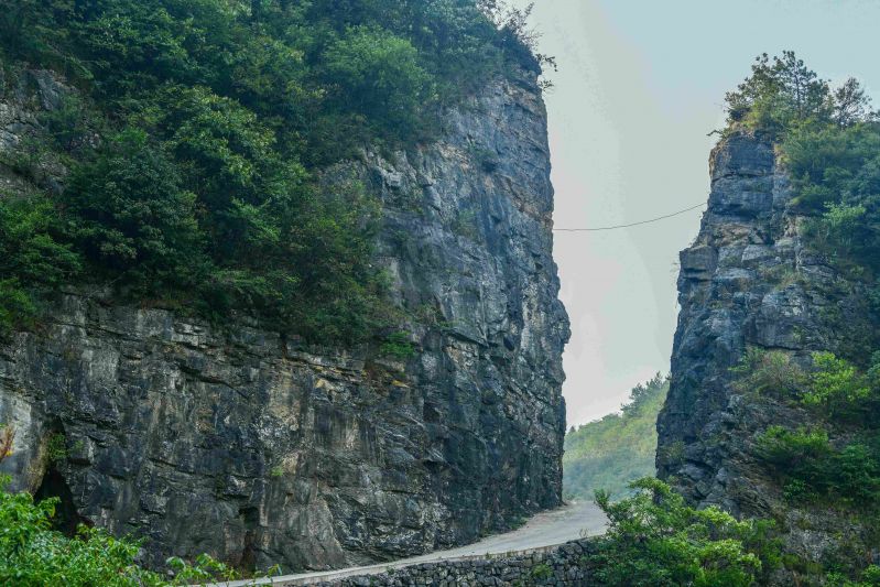 重庆市酉阳土家族苗族自治县地处武陵山腹地，区域内山高谷深，地质构造错综复杂；县域面积广，大杂居、小聚居情况普遍，这既是酉阳的县情，也是打通贫困山区交通屏障的最大阻碍。 近年来，酉阳高度重视交通在脱贫攻坚中的基础性和先导性作用，多措并举，千方百计补齐交通落后的短板。 当前，随着脱贫攻坚工作的深入，酉阳在打通“最后一公里”上精准把脉，精准发力，困扰酉阳人民祖祖辈辈的出行难渐渐有了改善。截至目前，全县累计下达“四好农村路”建设计划项目1216个共4086公里，完成投资13.115亿元，完成路面硬化2623公里。 随着落后的交通面貌持续得到改善，产业围绕公路转，公路围绕产业建，条条道路都成了助推脱贫攻坚，带动贫困群众增收致富的康庄大道。 图为板溪镇渣水坝寨的脱贫路。（摄影：冉川）