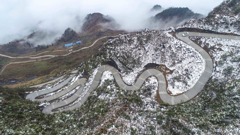 雪后的花田乡张家村龙洞坪的通畅公路。（摄影：冉川）