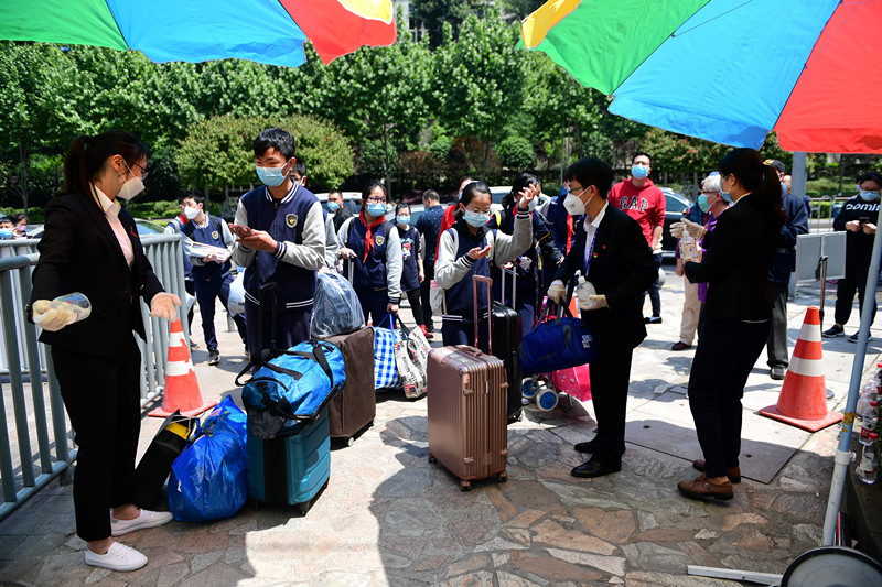 重庆实验外国语学校，学生返校进行手消毒。（九龙报社 记者 王茂松 摄）