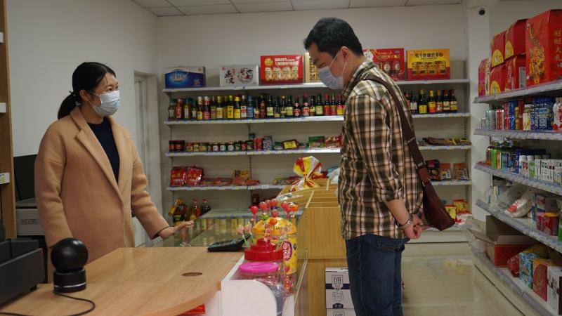 西彭镇长石村，民邦农村综合服务社店长谭淑在介绍商品。