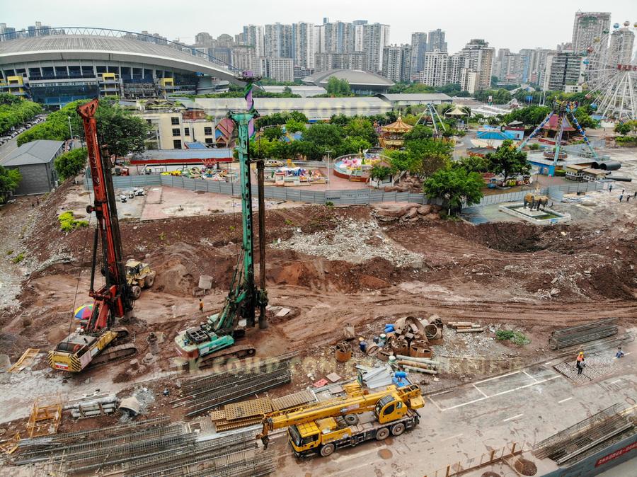 5月7日，从空中俯瞰建设中的轨道交通18号线奥体中心站，紧邻重庆奥体中心。九龙报社记者 陈林 摄 