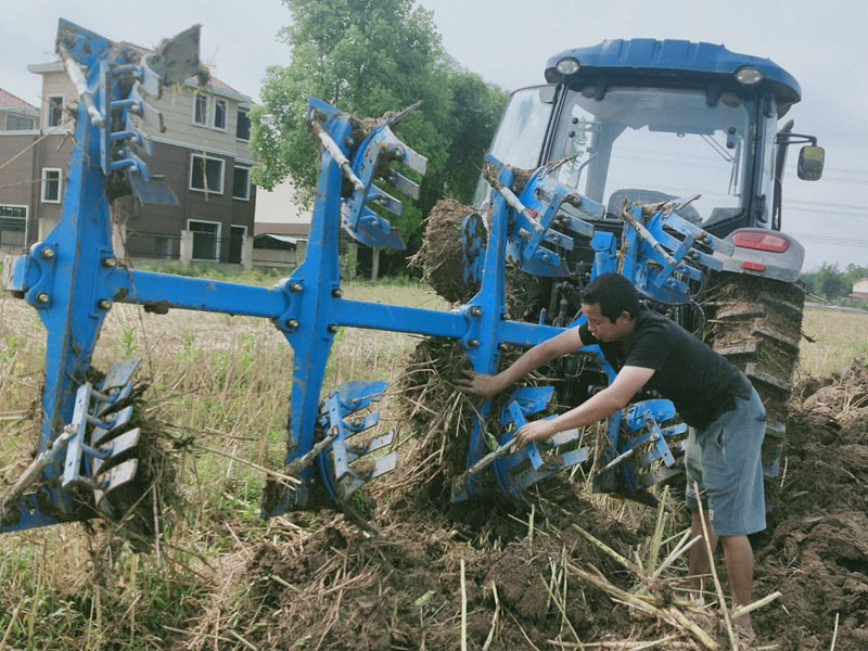 20200507 西彭镇新民村重庆喜乡遇农业股份合作社，油菜收割后，旋耕机正在翻地准备下一轮的高粱播种。受访者供图）