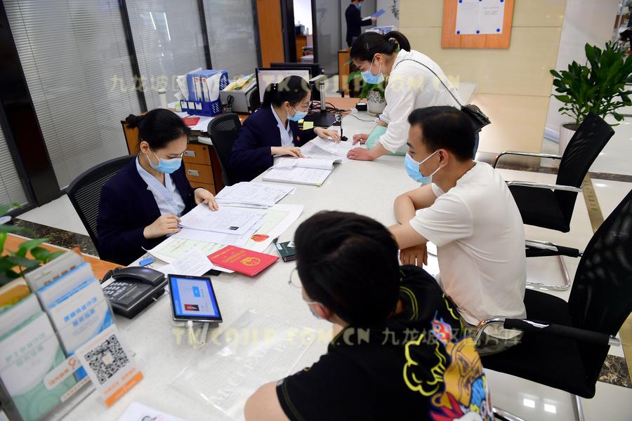 市民在九龙坡区行政服务中心办理业务。（九龙报社 记者 王茂松 摄）