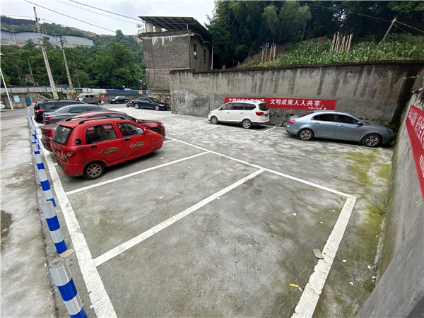 新建成的新政村停车场。（九龙报社 记者 王茂松 摄）