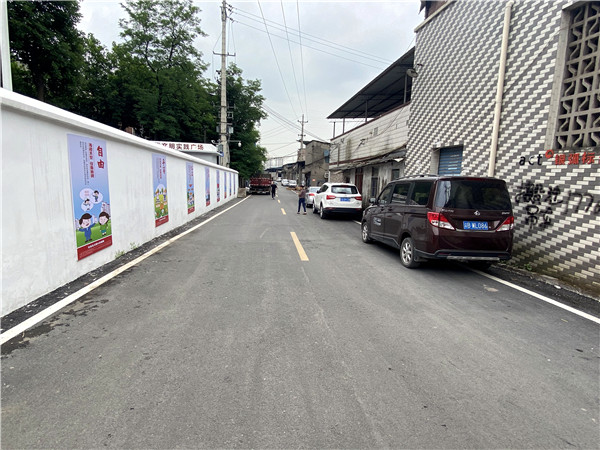 新建成的新政村道路。（九龙报社 记者 王茂松 摄）