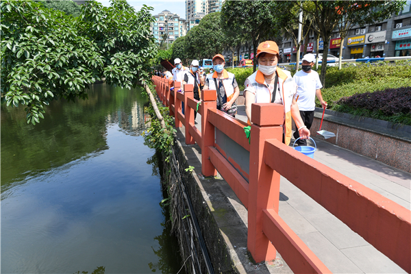 一配   6月19日，杨家坪街道“保护母亲河，杨街在行动”举办，志愿者在桃花溪动物园段开展江边垃圾捡拾活动。记者 陈林 摄