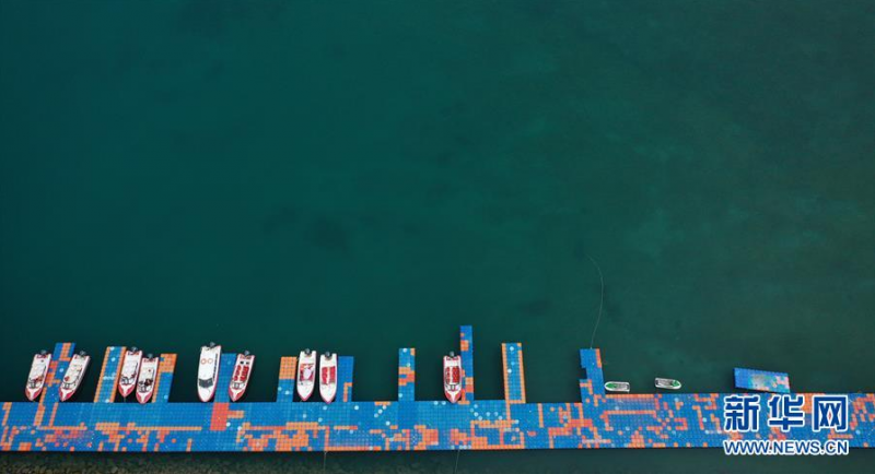 这是6月5日拍摄的青海湖二郎剑景区一角（无人机照片）。 夏日，青海湖碧波荡漾，风光怡人。 新华社记者张宏祥摄