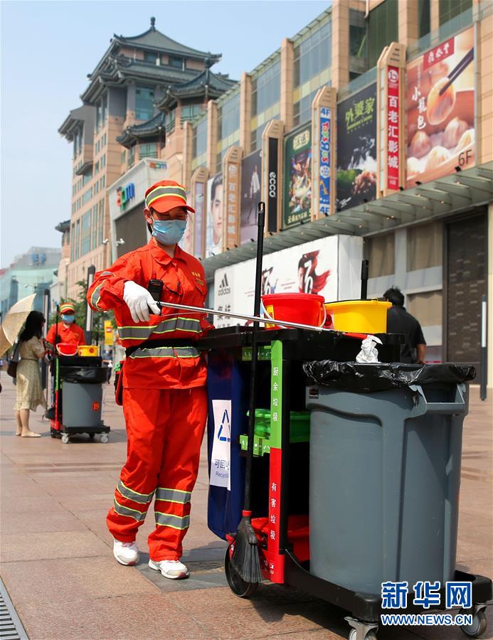 　5月29日，环卫工人在北京王府井步行街使用移动垃圾分类保洁车进行保洁作业。新华社发（郭俊锋 摄）