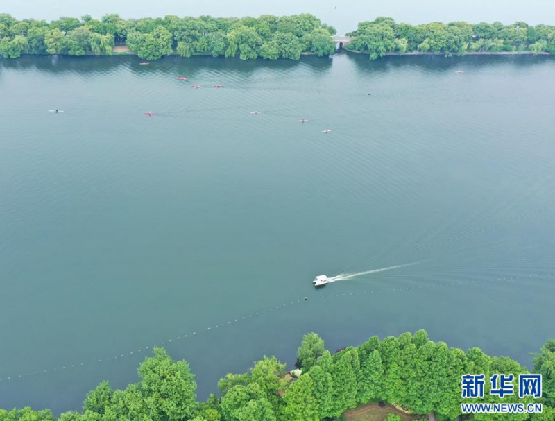 5月27日，船只在西湖上行驶（无人机照片）。 随着气温升高，杭州西湖绿意葱茏，展现出柔美的湖光山色。 新华社记者翁忻旸摄