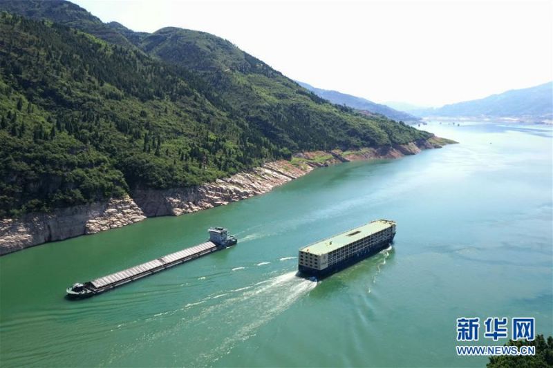 　　5月29日，船只在长江瞿塘峡段江面上航行（无人机照片）。 新华社记者 王全超 摄