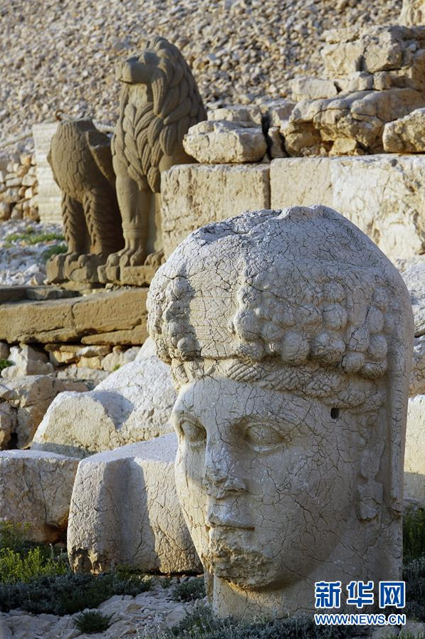 这是6月14日在土耳其阿德亚曼省内姆鲁特山拍摄的陵墓遗迹。 内姆鲁特山位于土耳其东南部阿德亚曼省,以其山顶的陵墓遗迹闻名,1987年被列入联合国教科文组织世界遗产名录。 新华社发(穆斯塔法·卡亚摄)