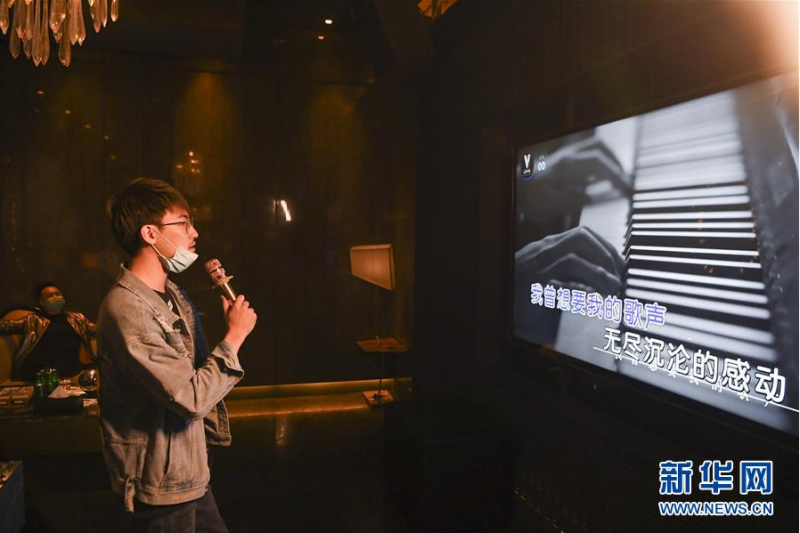 3月23日，消费者在重庆市江北区观音桥九街的一家KTV内唱歌。 日前，重庆市多措并举，在做好疫情防控的同时，积极推进餐厅、酒吧、沿街餐车等复工，有序恢复“夜经济”。 新华社记者王全超摄