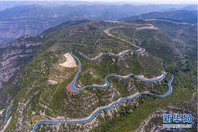 这是6月18日拍摄的位于太原市万柏林区王封乡境内的西山旅游公路（无人机照片）。　　近年来，山西省太原市积极推进旅游公路建设，打造“城景通、景景通、路景通”的旅游路网格局。一条条蜿蜒的公路不但将各处景点串联起来，还为沿途村落带来了旅游收入。　　新华社记者 杨晨光 摄