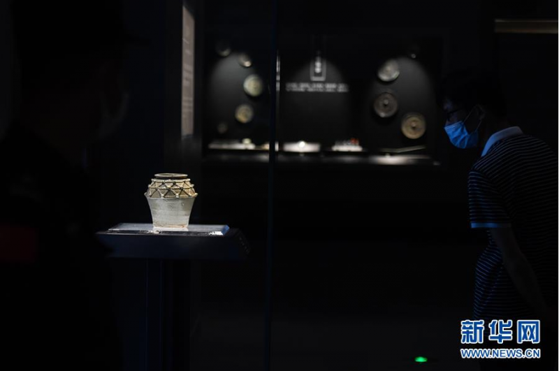 6月12日，观众在奉化博物馆观看青釉瓷绳索纹罐，这是浙江早期越窑瓷器的代表。 当日，主体建筑由原热电厂发电车间改造而来的浙江省宁波市奉化博物馆首次向公众开放。该博物馆建筑保留了原热电厂的柱梁等钢结构体系和煤斗、耐火砖等工业遗存，带有浓厚的工业风。展厅面积约6000平方米，由3个常设展厅和5个临时展厅组成，目前基本陈设的文物达3000多件。 新华社记者 黄宗治 摄