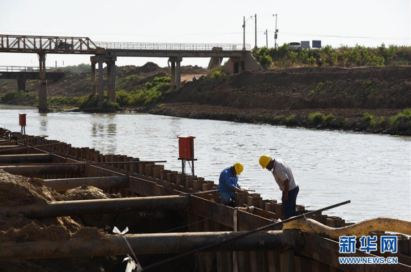 6月14日,施工人员在山东小清河复航工程济南段进行施工作业。 连日来,山东小清河复航工程正在加紧施工。该工程是山东省推进内河航道建设和新旧动能转换重大项目,全长近170公里,涵盖小清河沿线五个城市,预计将于2022年复航。 新华社记者 王凯 摄