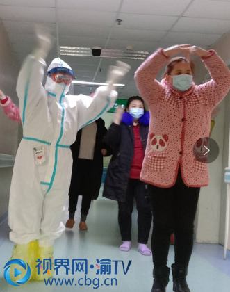重庆支援湖北医疗队队员、忠县人民医院护士申娟和队友罗姣一起为患者庆祝生日