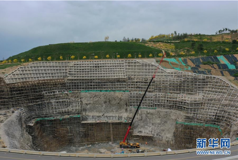 5月25日，工人在秦皇岛经济技术开发区栖云山生态修复工程工地施工（无人机照片）。新华社记者 杨世尧 摄