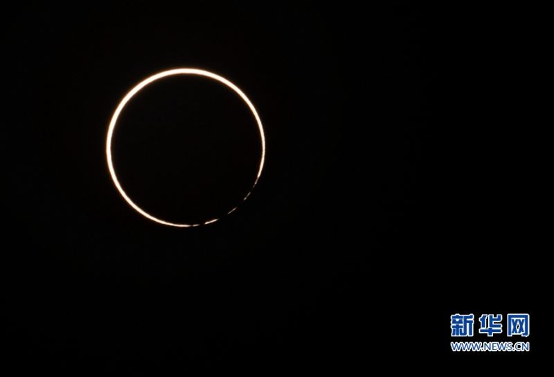　21日下午4时11分，福建漳州，食甚初现。新华网 肖和勇 摄