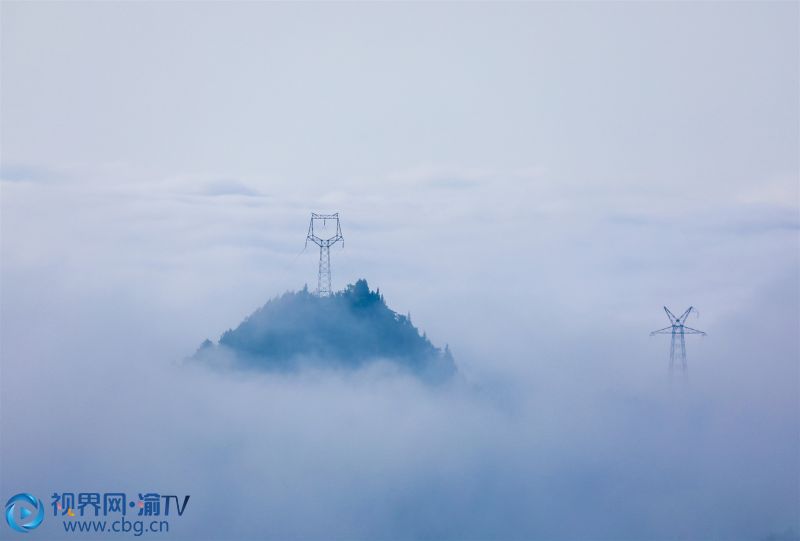 梁平區(qū)大觀鎮(zhèn)晨霧繚繞，遠(yuǎn)處山影朦朧，似人間仙境。攝影：熊偉