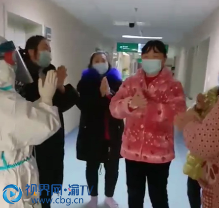 重庆支援湖北医疗队队员、忠县人民医院护士申娟和队友罗姣一起为患者庆祝生日