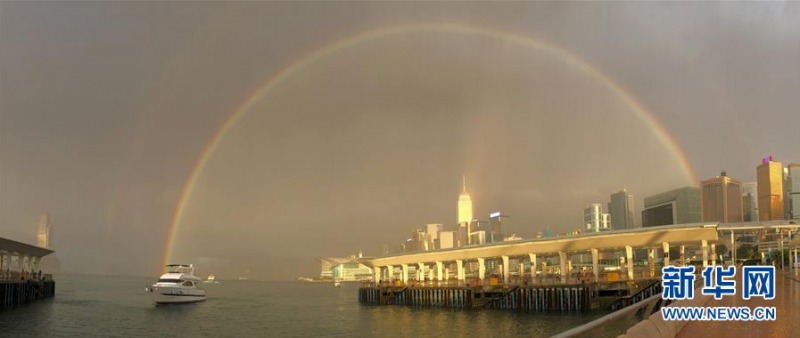 香港维多利亚港上空出现彩虹（6月16日摄）。 6月16日傍晚，雨后的香港维多利亚港上空出现彩虹，美丽景色吸引市民驻足拍照。 新华社记者 李钢 摄