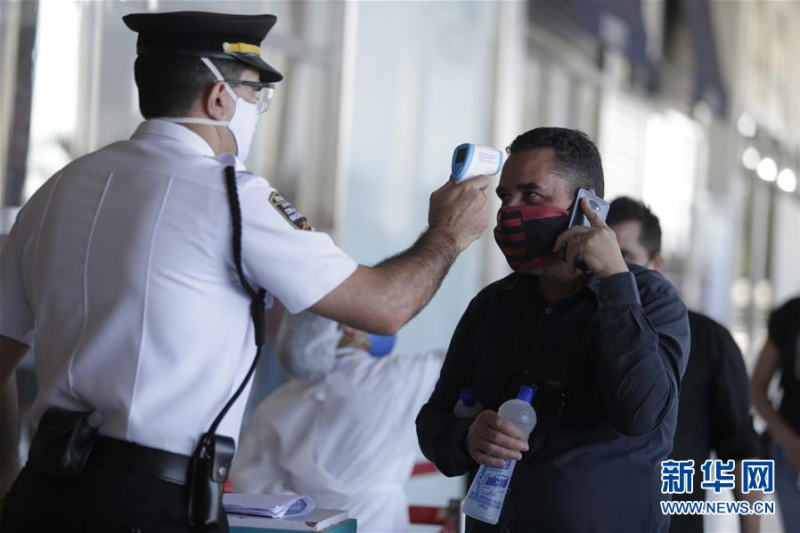 5月27日，在巴西首都巴西利亚，顾客在恢复营业的商场外检测体温。 据巴西卫生部新冠疫情最新统计数据，截至当地时间27日19时，巴西24小时内新增确诊病例20599例，累计确诊411821例。 新华社发（卢西奥·塔沃拉摄）