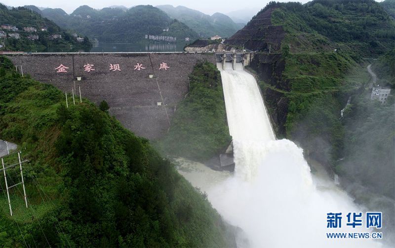 据了解，6月17日夜间至18日上午，金家坝水库上游流域普降大到暴雨，水库坝前水位猛增，达到442.98米，逼近汛限水位444米。新华网发（陈碧生 摄）