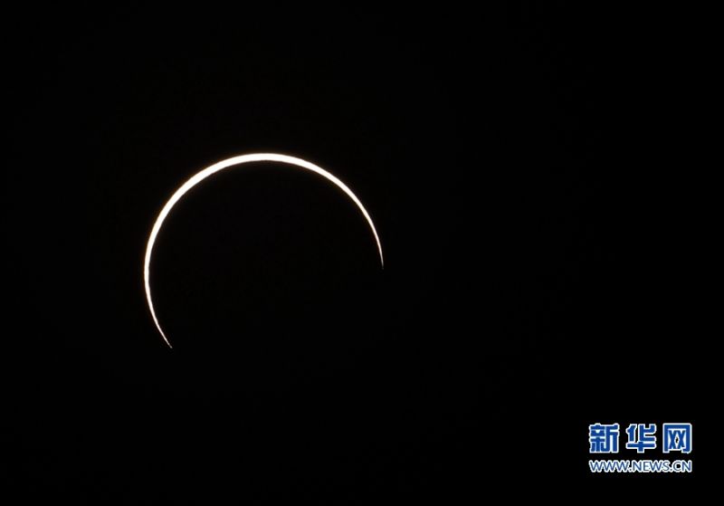 　21日下午4时10分，福建漳州，接近环食。新华网 肖和勇 摄